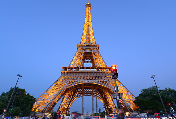 Is there water near the Eiffel Tower? Is there water near the Eiffel Tower?