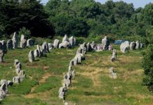 Pourquoi les menhirs de Carnac sont alignés ? Pourquoi les menhirs de Carnac sont alignés ?