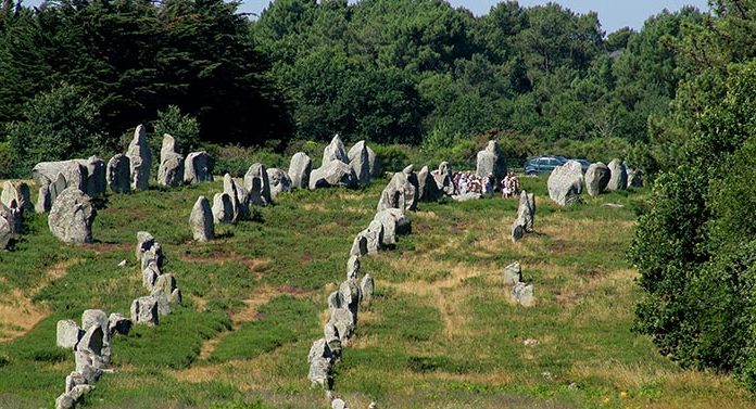 Pourquoi les menhirs de Carnac sont alignés ? Pourquoi les menhirs de Carnac sont alignés ?