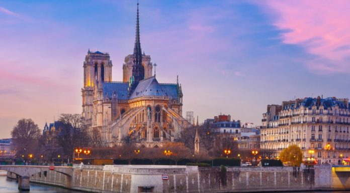 What Colour is the Eiffel Tower 2021? What Colour is the Eiffel Tower 2021?