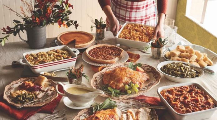 What comes with the Cracker Barrel Thanksgiving meal? What comes with the Cracker Barrel Thanksgiving meal?