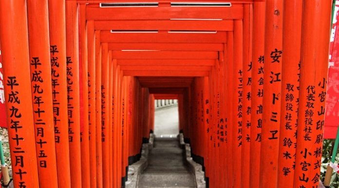 What do torii gates symbolize? What do torii gates symbolize?
