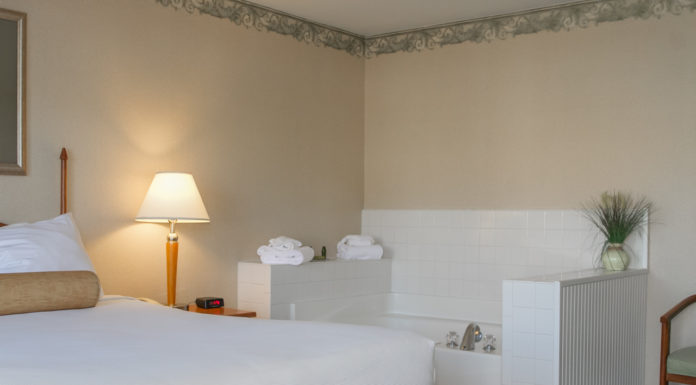 What is a Jacuzzi in a hotel room called? What is a Jacuzzi in a hotel room called?