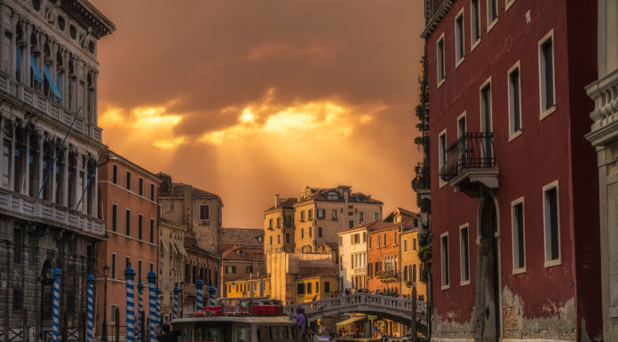 What is the difference between Venice and Venice Mestre? What is the difference between Venice and Venice Mestre?