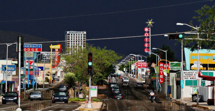 What is there to see between Albuquerque and Santa Fe?