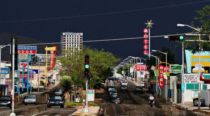 What is there to see between Albuquerque and Santa Fe? What is there to see between Albuquerque and Santa Fe?