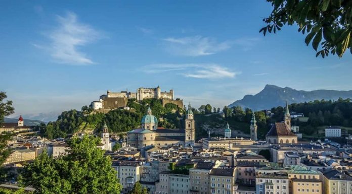 What is there to see between Vienna and Salzburg? What is there to see between Vienna and Salzburg?