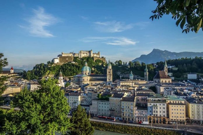 What is there to see between Vienna and Salzburg?