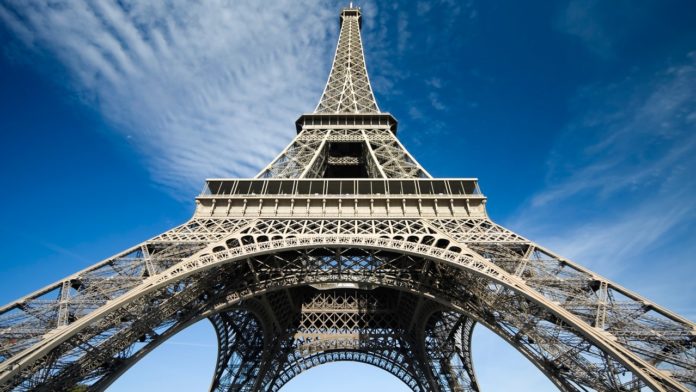 What restaurants have a view of the Eiffel Tower?