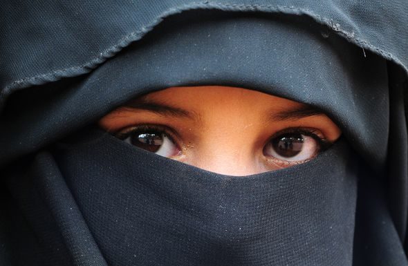 What should a woman wear to the opera? What should a woman wear to the opera?