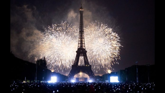 What time are the fireworks at the Eiffel Tower?