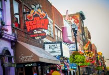 Where do country singers hang out in Nashville? Where do country singers hang out in Nashville?