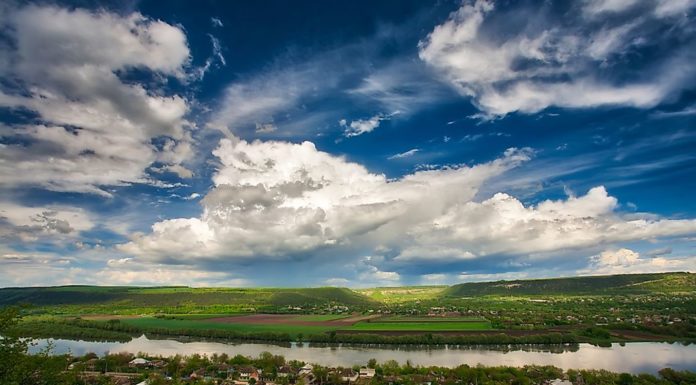 Where does the Maumee River begin and end? Where does the Maumee River begin and end?