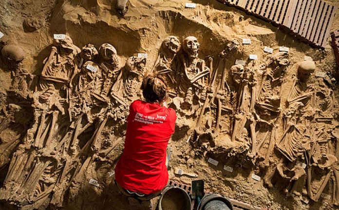 Where the bones of plague victims are buried in Paris?