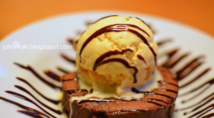 Which desserts are served at Texas Roadhouse? Which desserts are served at Texas Roadhouse?