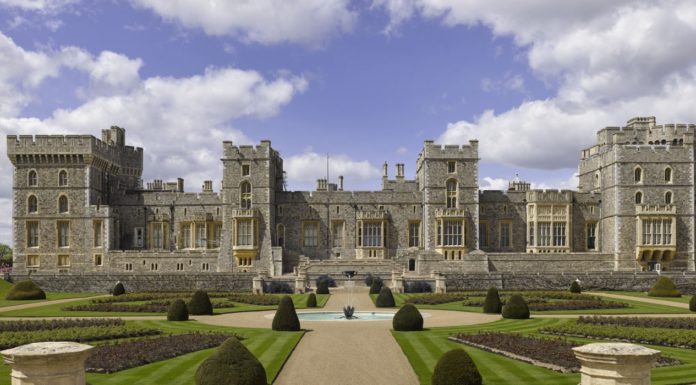 Which is bigger Buckingham Palace or Windsor Castle? Which is bigger Buckingham Palace or Windsor Castle?