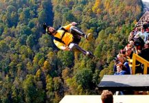 Which is safer skydiving or bungee jumping? Which is safer skydiving or bungee jumping?