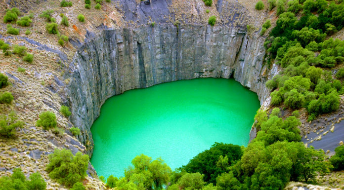 Which is the biggest stadium in South Africa? Which is the biggest stadium in South Africa?