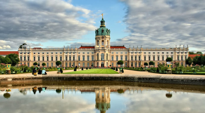 Who lived in Schloss Charlottenburg? Who lived in Schloss Charlottenburg?
