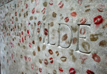 Why is Oscar Wilde’s grave covered in kisses? Why is Oscar Wilde's grave covered in kisses?
