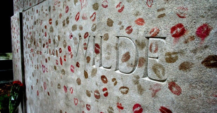 Why is Oscar Wilde's grave covered in kisses?