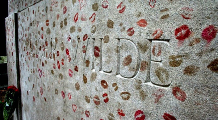 Why is Oscar Wilde’s grave covered in kisses? Why is Oscar Wilde's grave covered in kisses?
