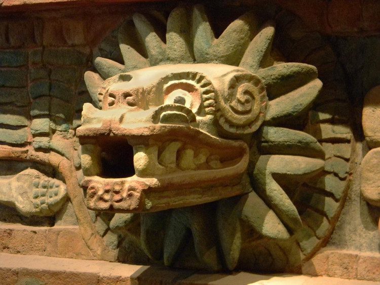 Sculpture de la divinité Quetzalcoatl en Mexique