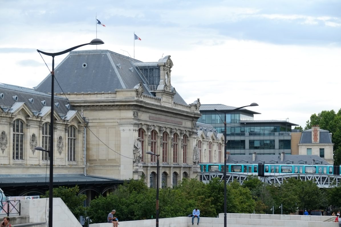 La gare d'Austerlitz sur la rive gauche de la Seine à Paris
