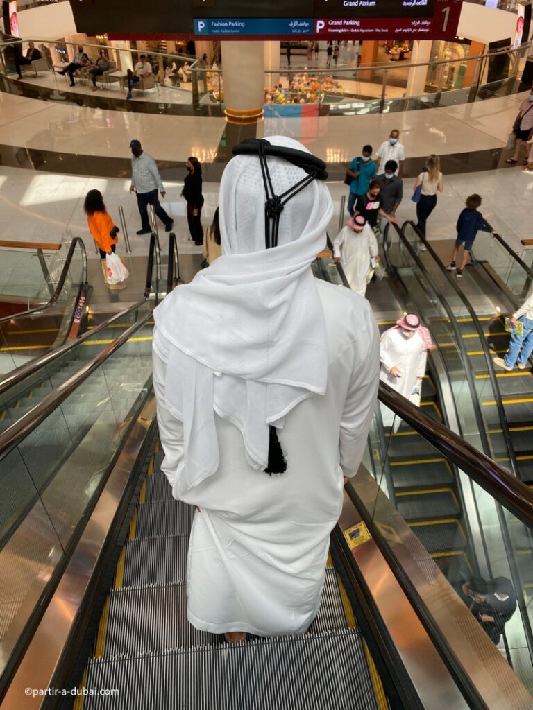 Les hommes de Dubai porte un turban blanc appelé "dishdasha"