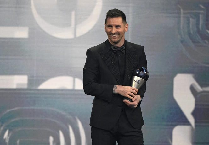 L’Argentin Lionel Messi heureux de recevoir le trophée FIFA Best du meilleur joueur de football de l’année 2022, à la Salle Pleyel, à Paris, le 27 février 2023.