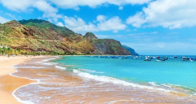 Les eaux turquoise de la plage dorée de Las Teresitas à Tenerife