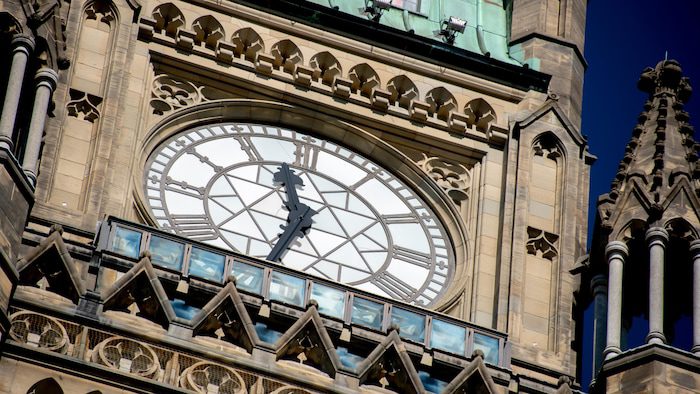 Une photo de l'horloge de la tour de la Paix.