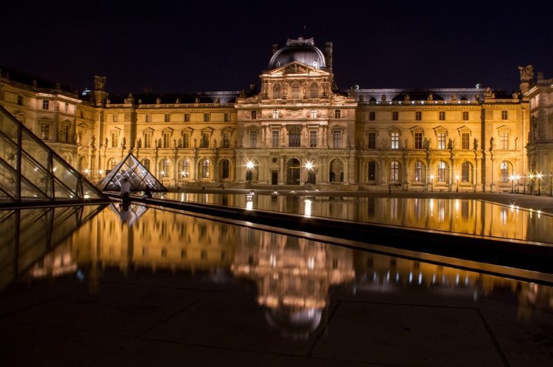 Vue du Louvre de nuit à Paris